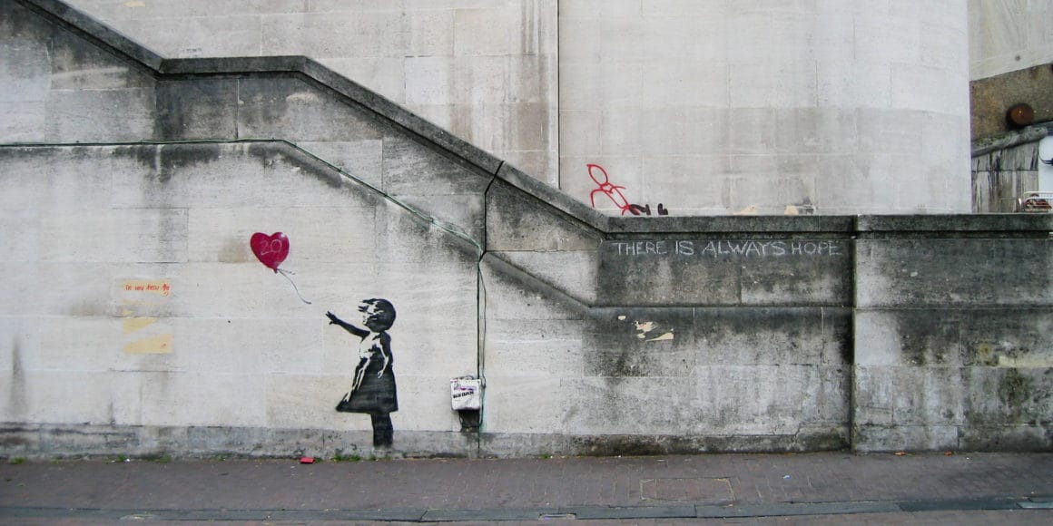 la petite fille au ballon de banksy sous forme de graffiti au pochoir dans la ville de Londres