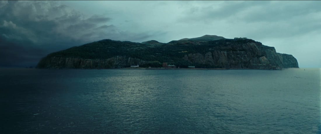 Shutter Island de Martin Scorsese avec Leonardo DiCaprio, extrait du film ou l'on voit une île sombre 