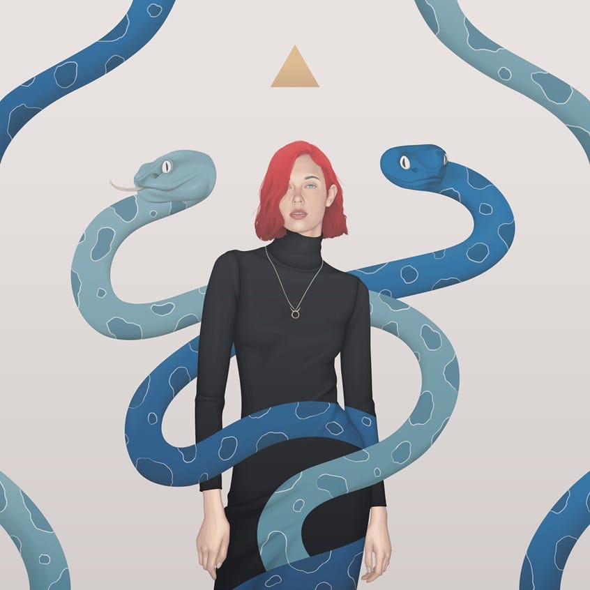 une femme en robe longue noire est entourée de deux serpents bleus qui font partie de sa robe