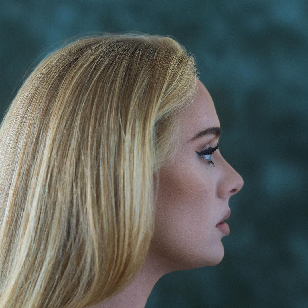 Portrait de l'artiste Adele, de profil couverture de l'album "30"