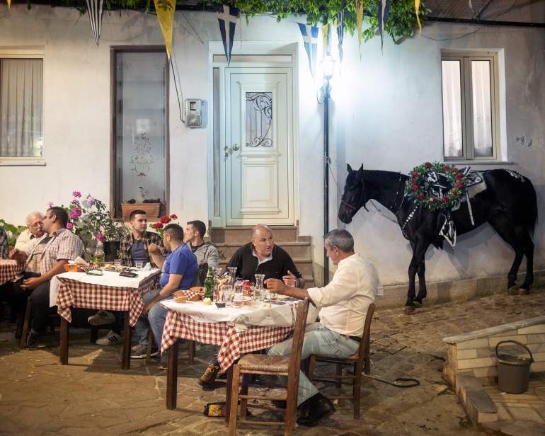 mathias benguigui et agatha kalfras dans la série les chants de l'asphodèle 
photo le soir lors d'un dîner à l'extérieur entre plusieurs personnes