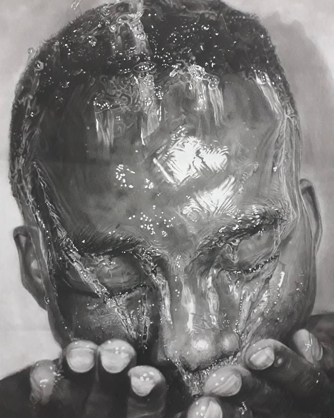 Homme en train de s'humidifier le visage par Kareem Waris Olamilekan.