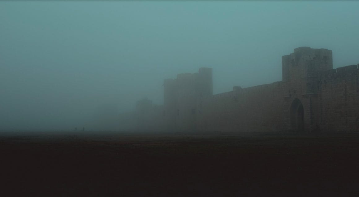 Remparts d'Aigues-Mortes cachés derrière la brume.