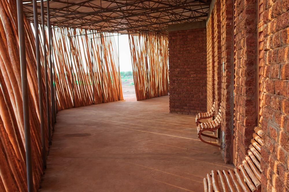 Photo du bois et des briques du lycée de Koudougou