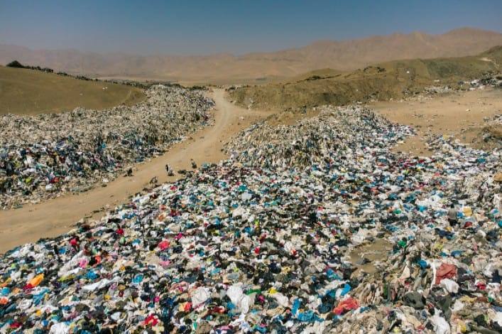 Photo montrant une décharge de vêtements dans le désert d'Atacama. 