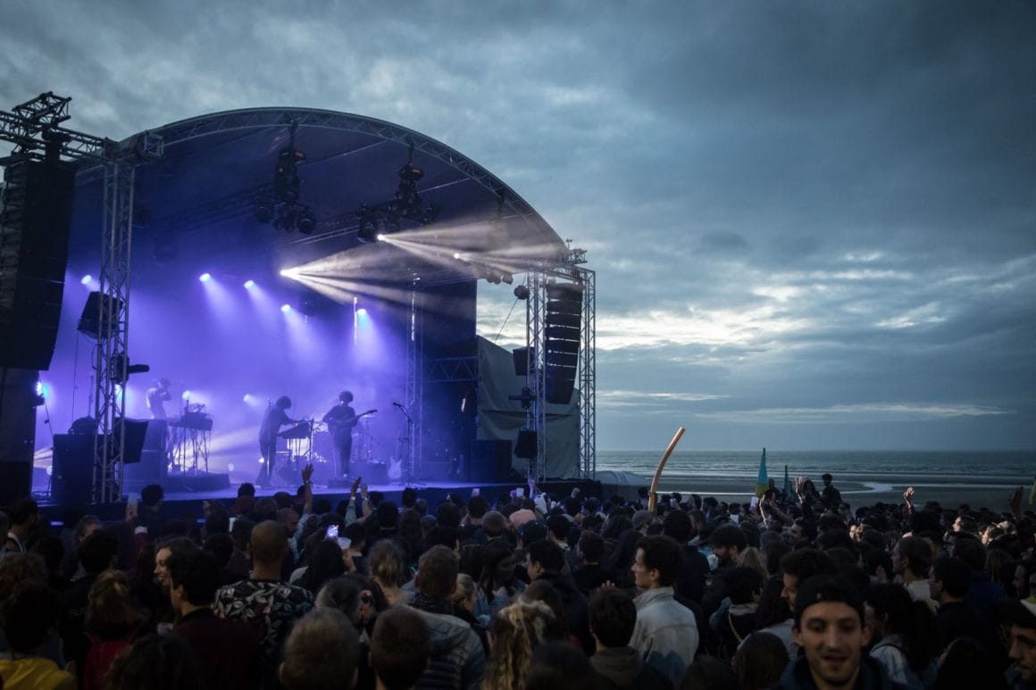 Photo de la scène du festival avec la mer en fond. 