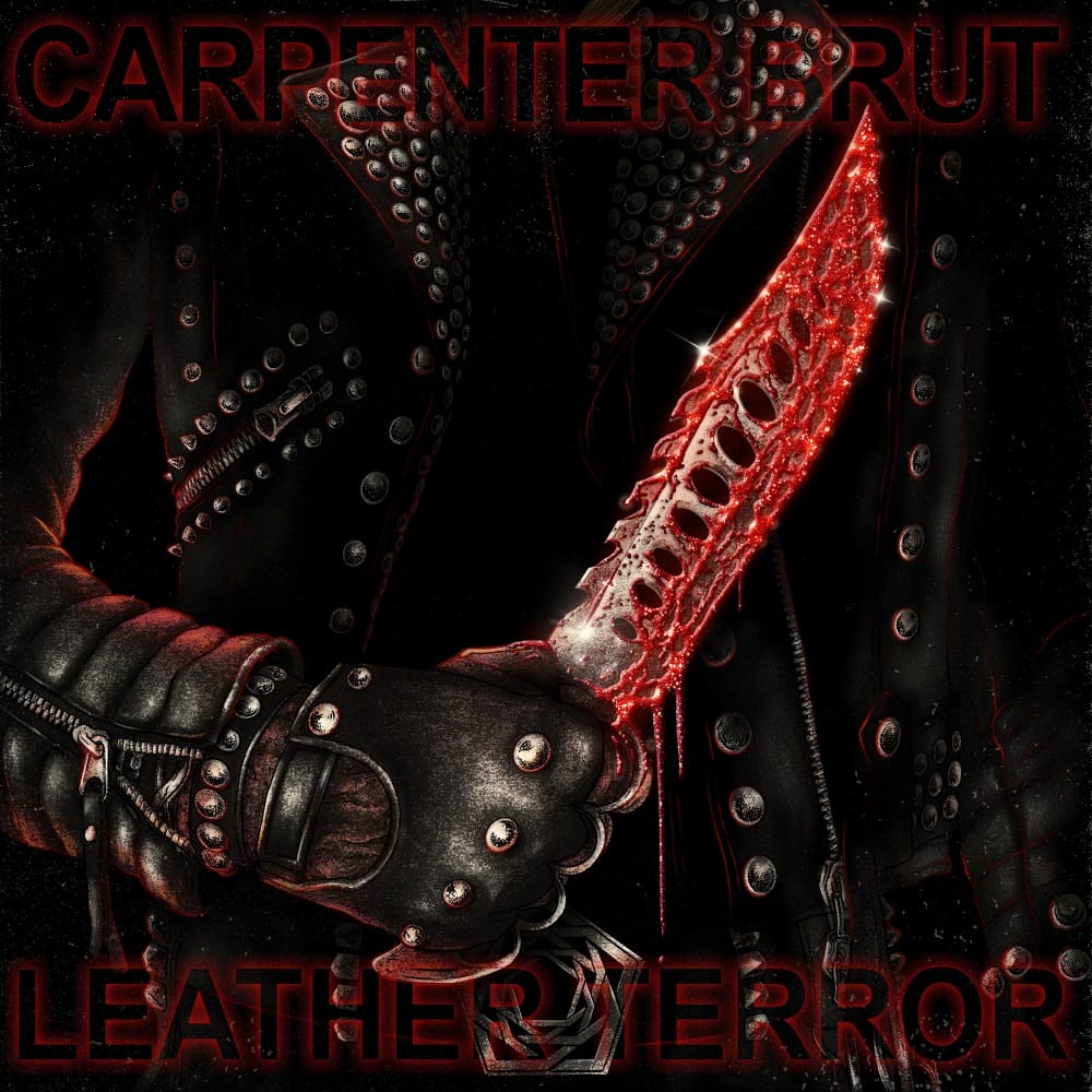 Pochette de l'album Leather Terror de Carpenter Brut. On aperçoit le buste d'un homme portant une veste et des gants de cuir. Sa main droite tient une arme blanche ensanglantée. 