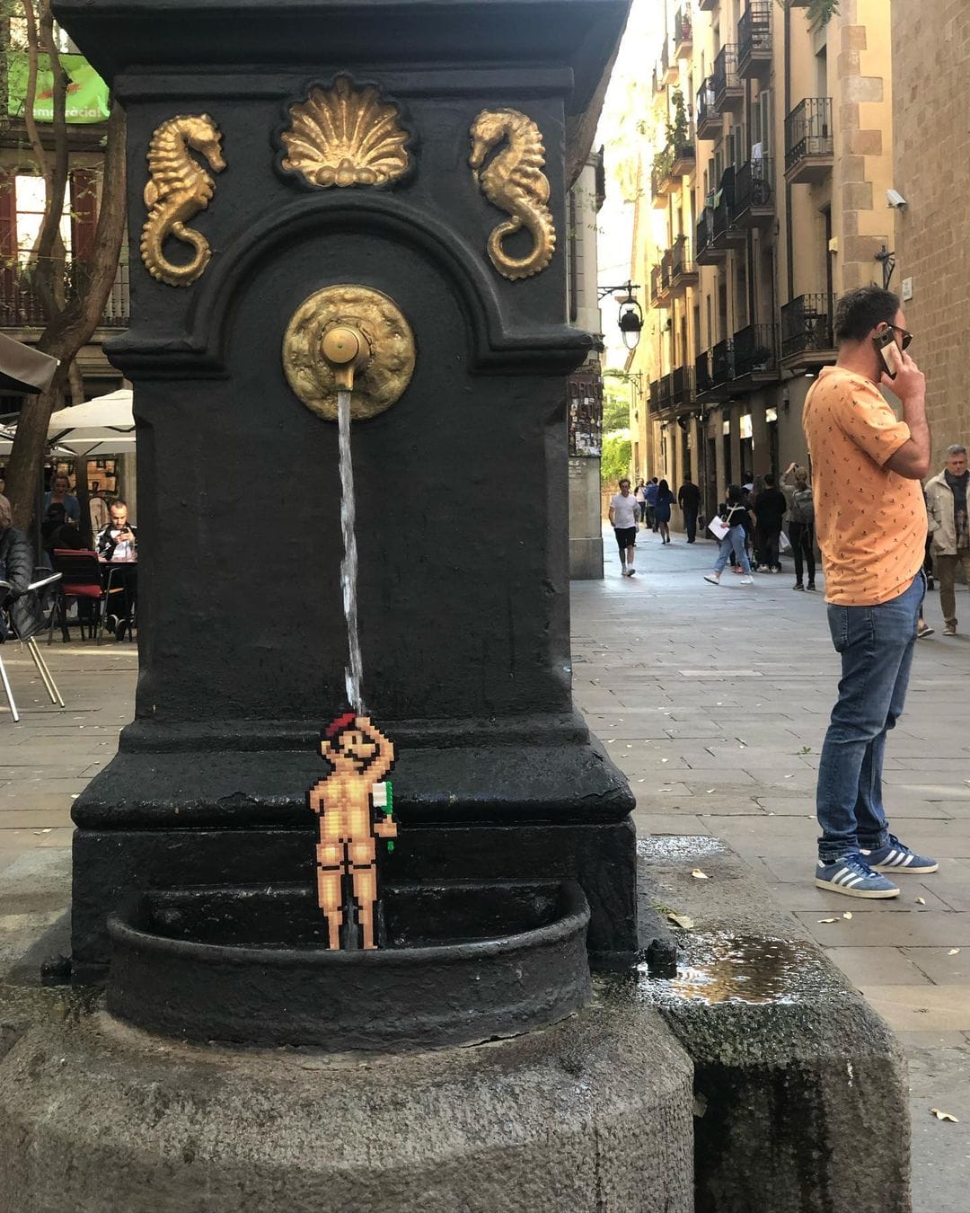Johan Karlgren : Mario prend sa douche dans une fontaine