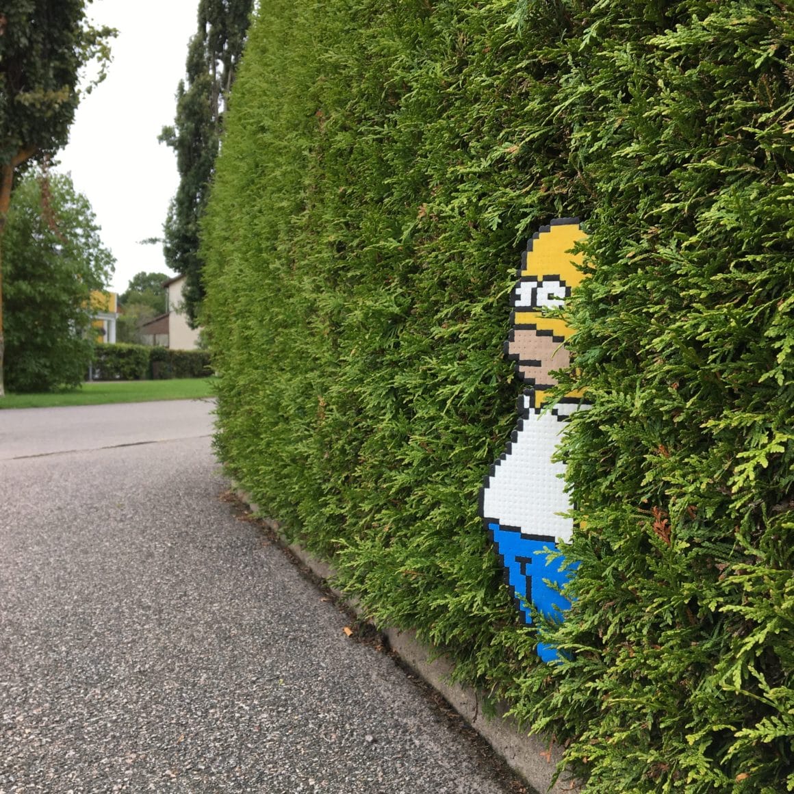 Homer Simpson en pixel art dans une haie