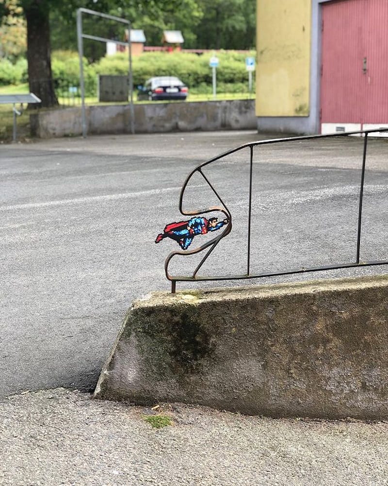 Une réplique de Superman en pixel art déforme une barrière