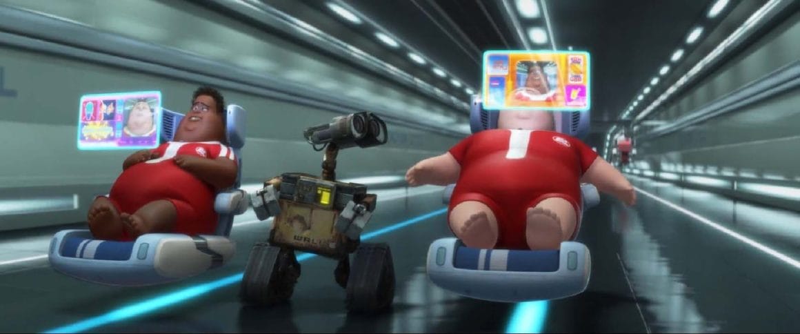 Le robot Wall-E au milieu de deux humains