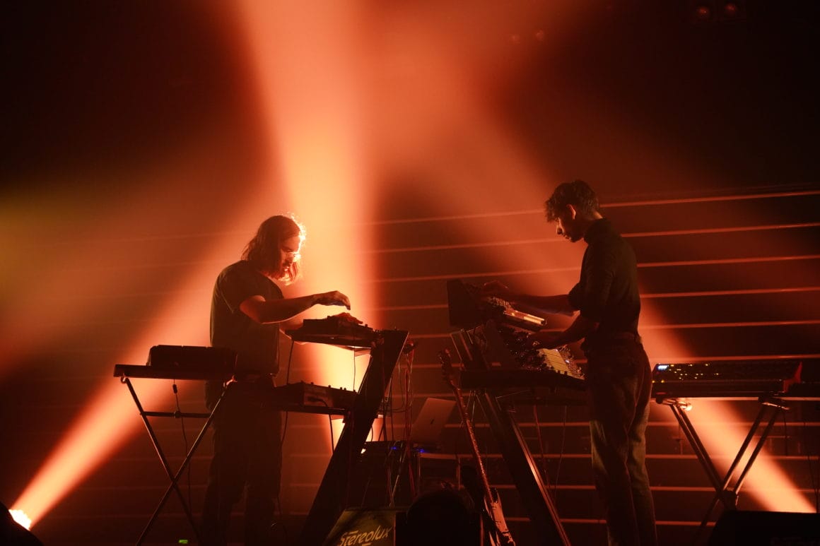 le duo atoem sur scène propose une expérience immersive à l'aide de leur synthétiseur modulaire qu'ils ont créé et le panneau LED qui accompagne leur musique