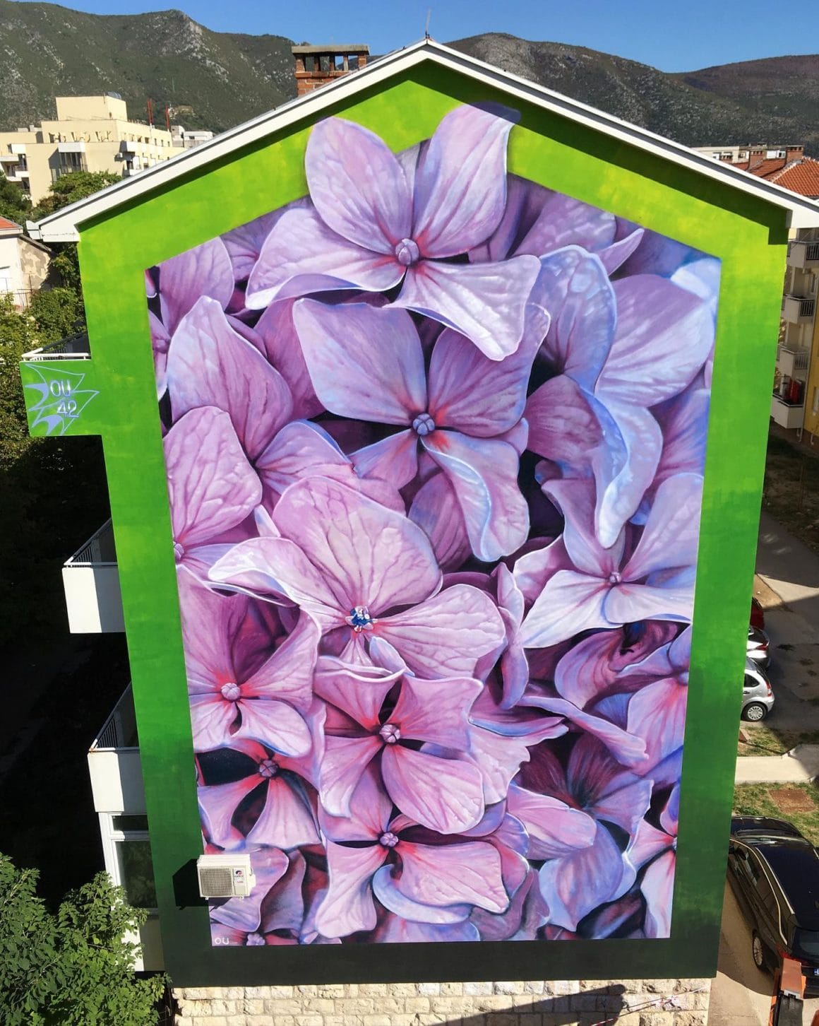 Peinture murale représentant des fleurs violettes sur fond vert