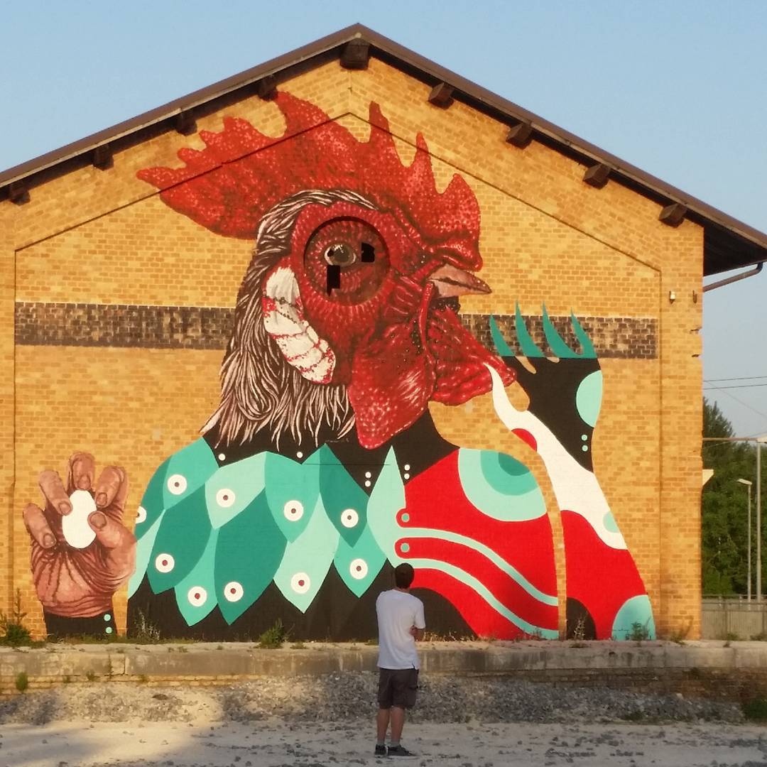 Peinture murale par Nicola Alessandrini d'un coq coloré