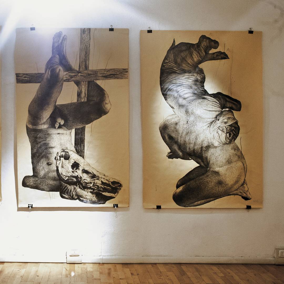 Œuvres de Nicola Alessandrini - graphite sur papier présentées à l'exposition Della Mia Carne représentant des êtres humains partiellement transformés en animal.  