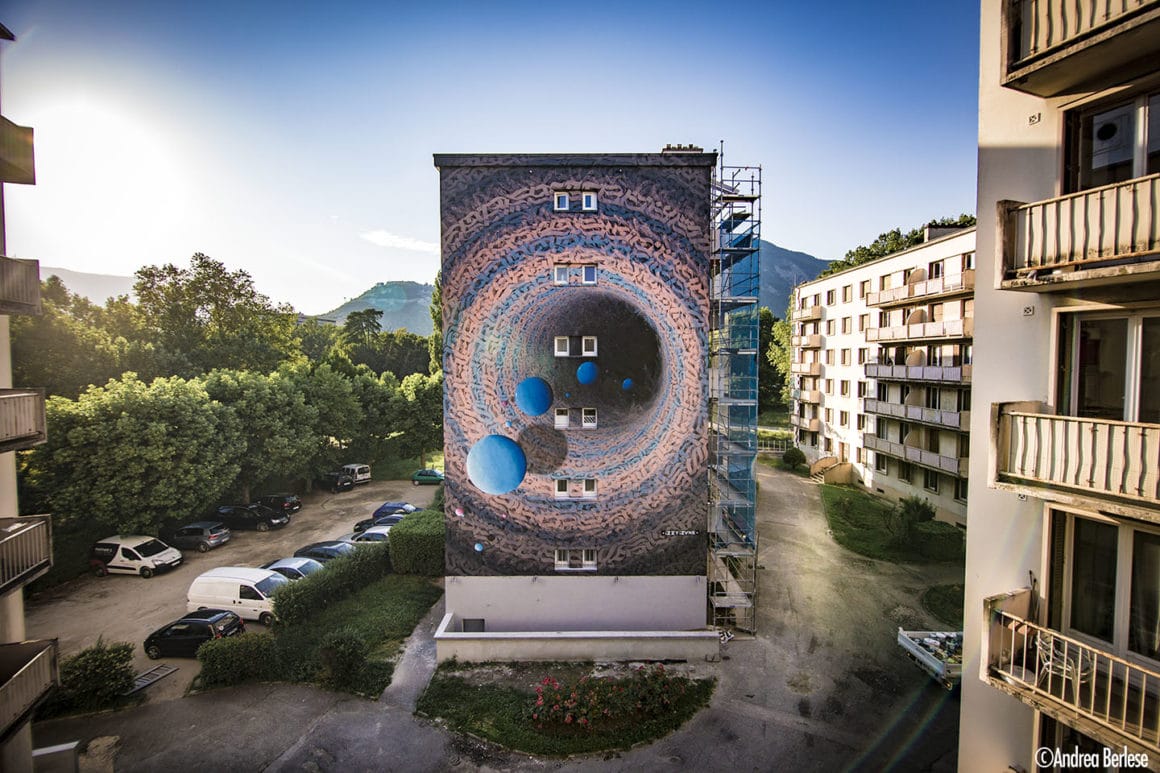 Illusion d'optique sur la façade d'un immeuble à Grenoble.