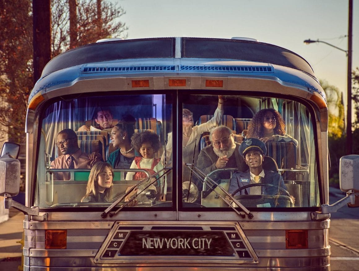 Photo d'une dizaine de personnes dans un bus