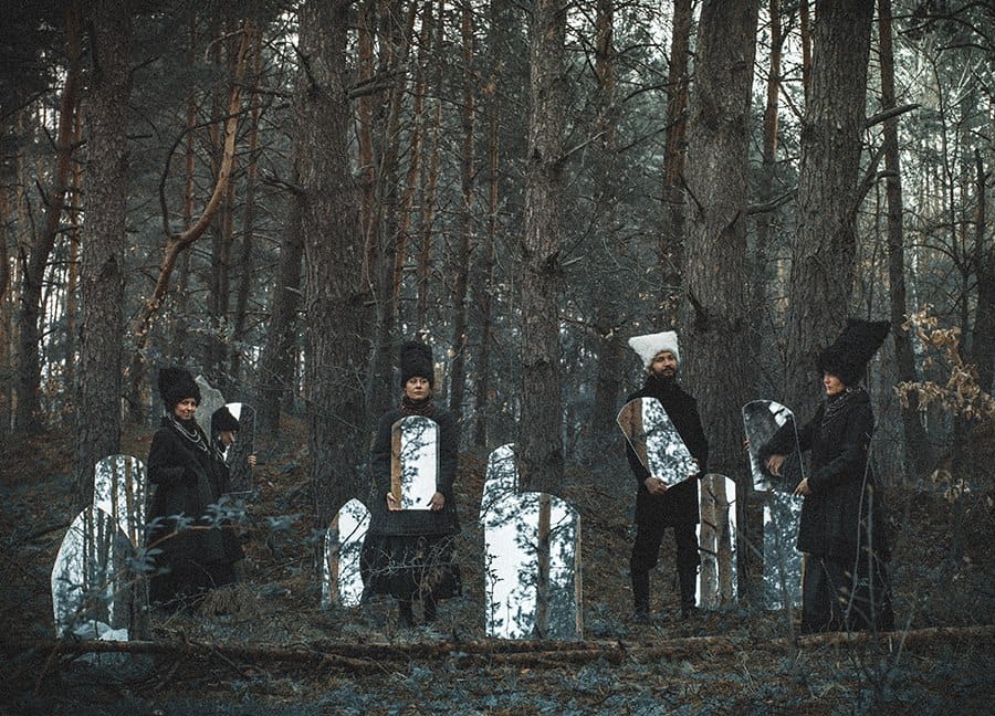 Le groupe Dakhabrakha est ici au milieu de la forêt, chacun des quatre membres tenant un miroir