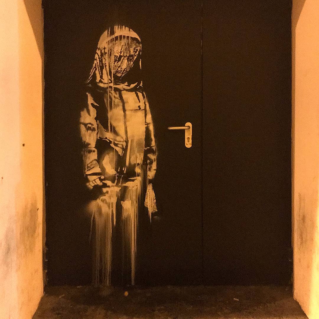 Porte de secours du Bataclan recouverte d'une œuvre de Banksy