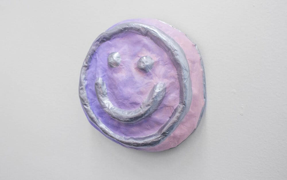 Smiley violet en papier mâché.