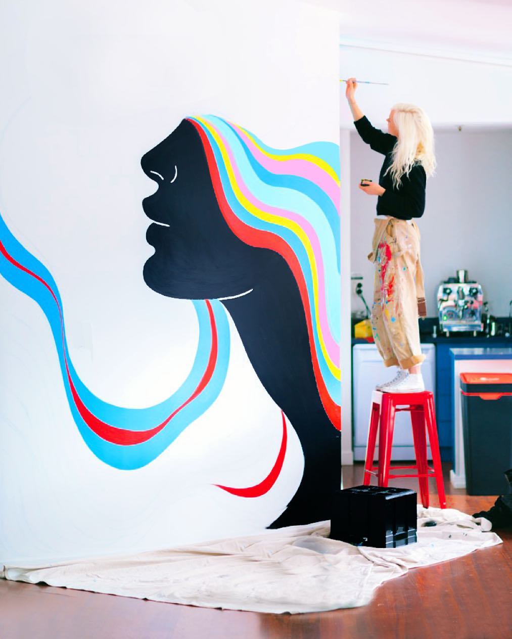 Gina Kiel peignant dans son studio