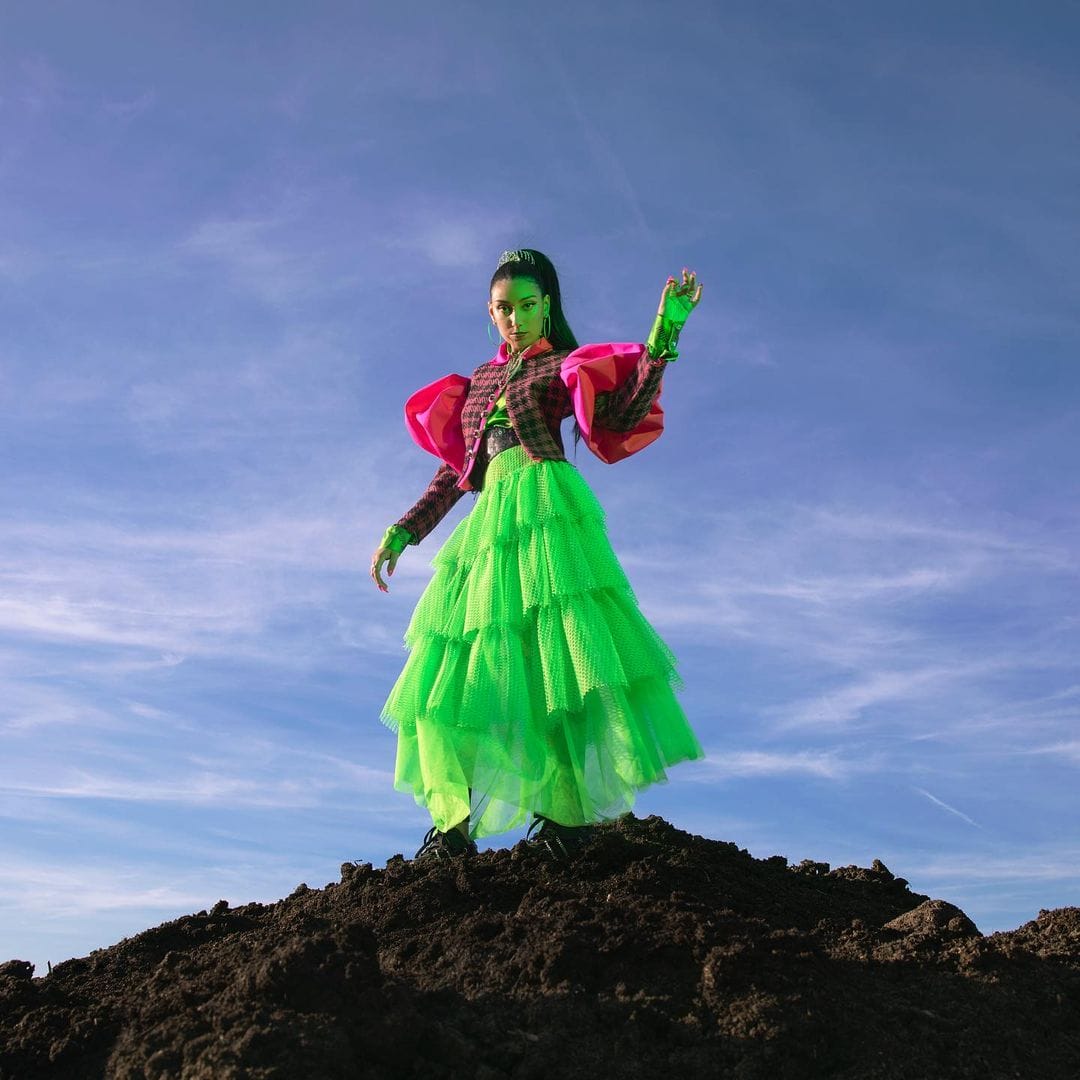 Kalika prise en photo par Valentin Fabre
interview avec la chanteuse pop trash kalika, qui pose ici sur un rocher dans une tenue bariolée