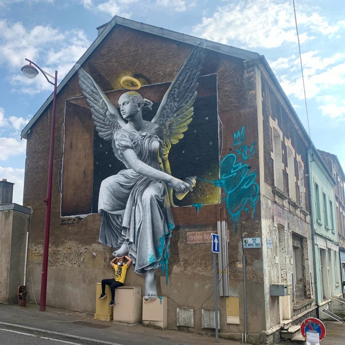 Peinture murale d'un ange graffant par le graffeur Scaf