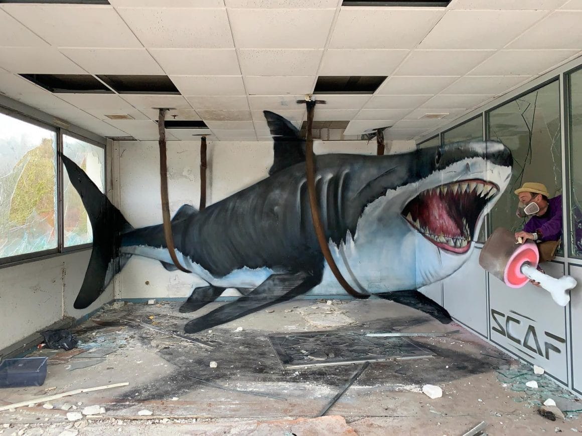 Graffiti d'un requin dans une pièce abandonnée par GrafoDeco