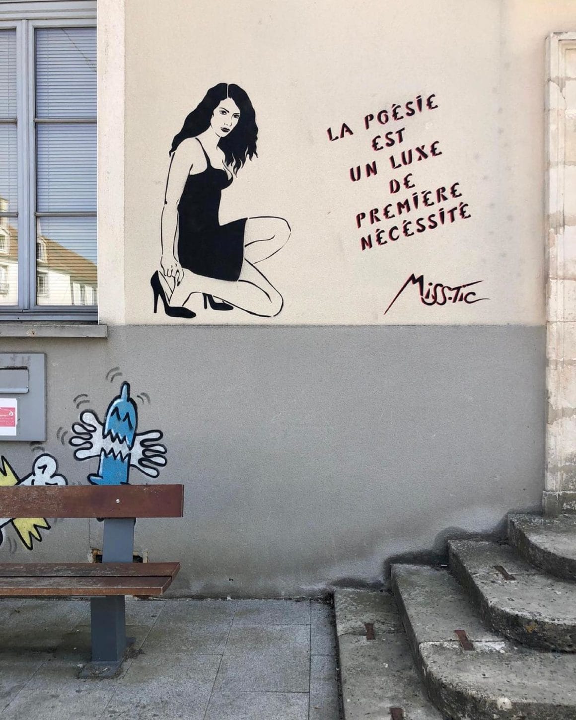 Graffiti de Miss.Tic d'une femme en noir et en robe