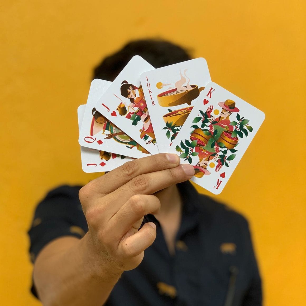 Un homme tient 5 cartes dans sa main