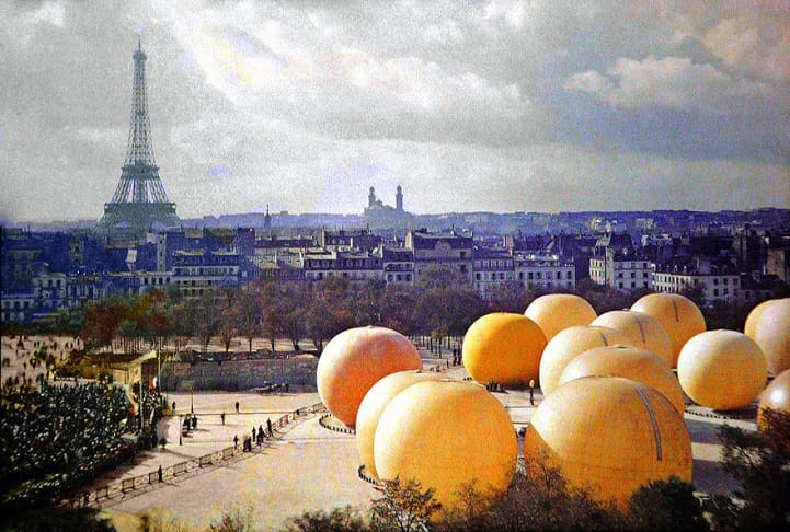 Photo de Paris avec l Tour Eiffel et des domes jaunes situés à droite de la photo