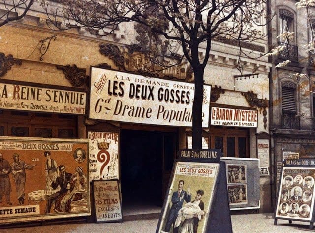 Devanture d'un théâtre parisien de l'époque