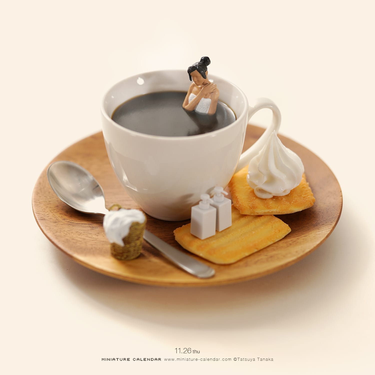 Ce diorama représente une femme qui prend son bain dans une tasse de café.
