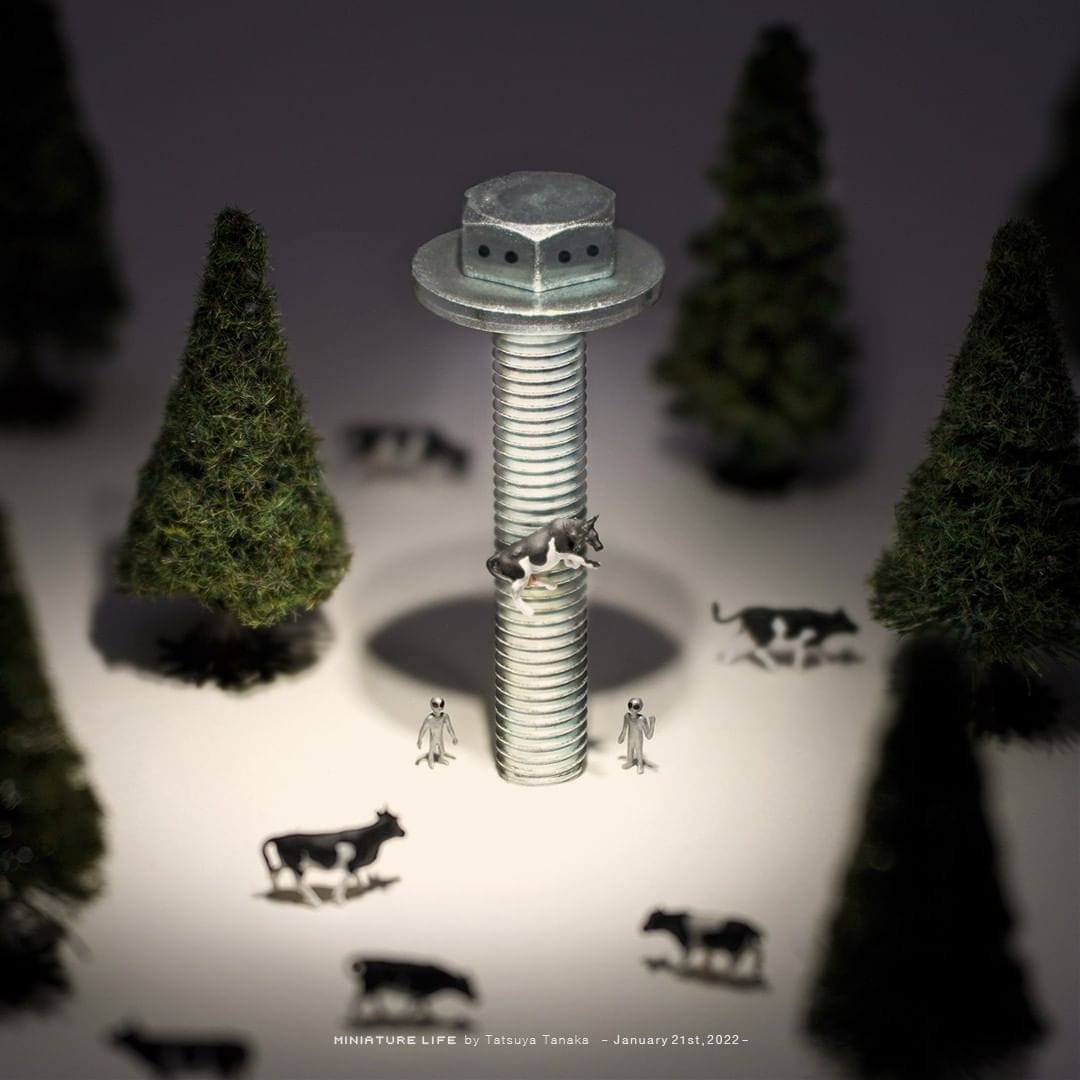 des aliens enlèvent une vache, miniature par Tatsuya Tanaka