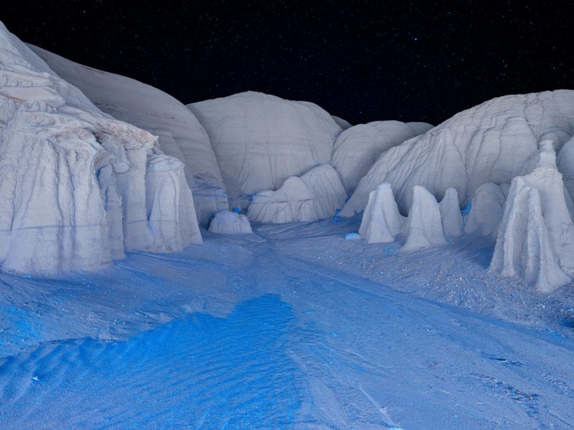 Cette route de terre ressemble à une route de glace avec la lumière UV.