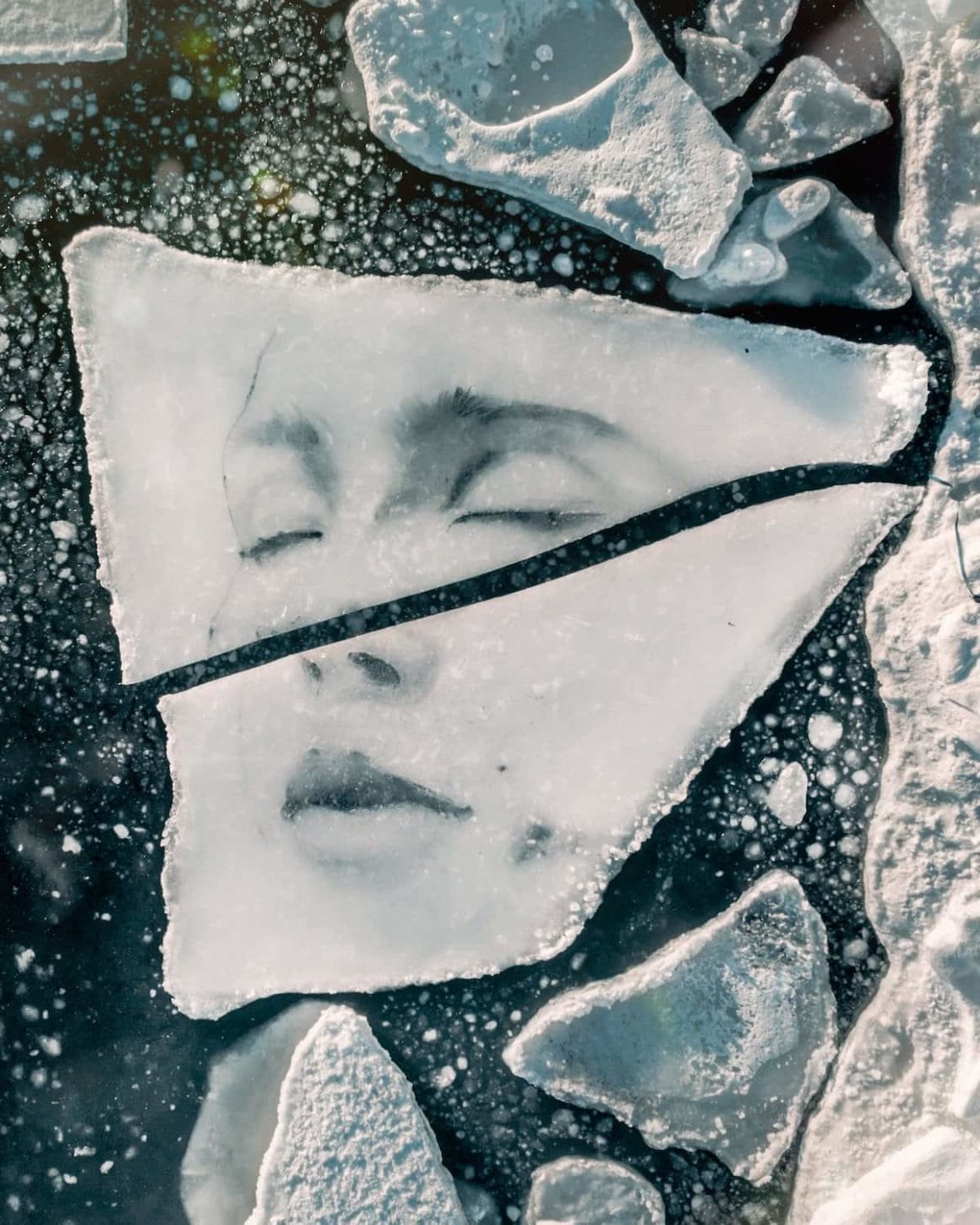 David Popa a réalisé un portrait féminin sur ces fragments de glace.