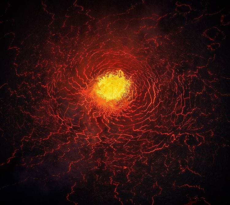 Photo aérienne d'une fissure dans un volcan. Le centre rempli de lave en fusion disperse des milliers de fissures rouge feu tout autour du cercle.