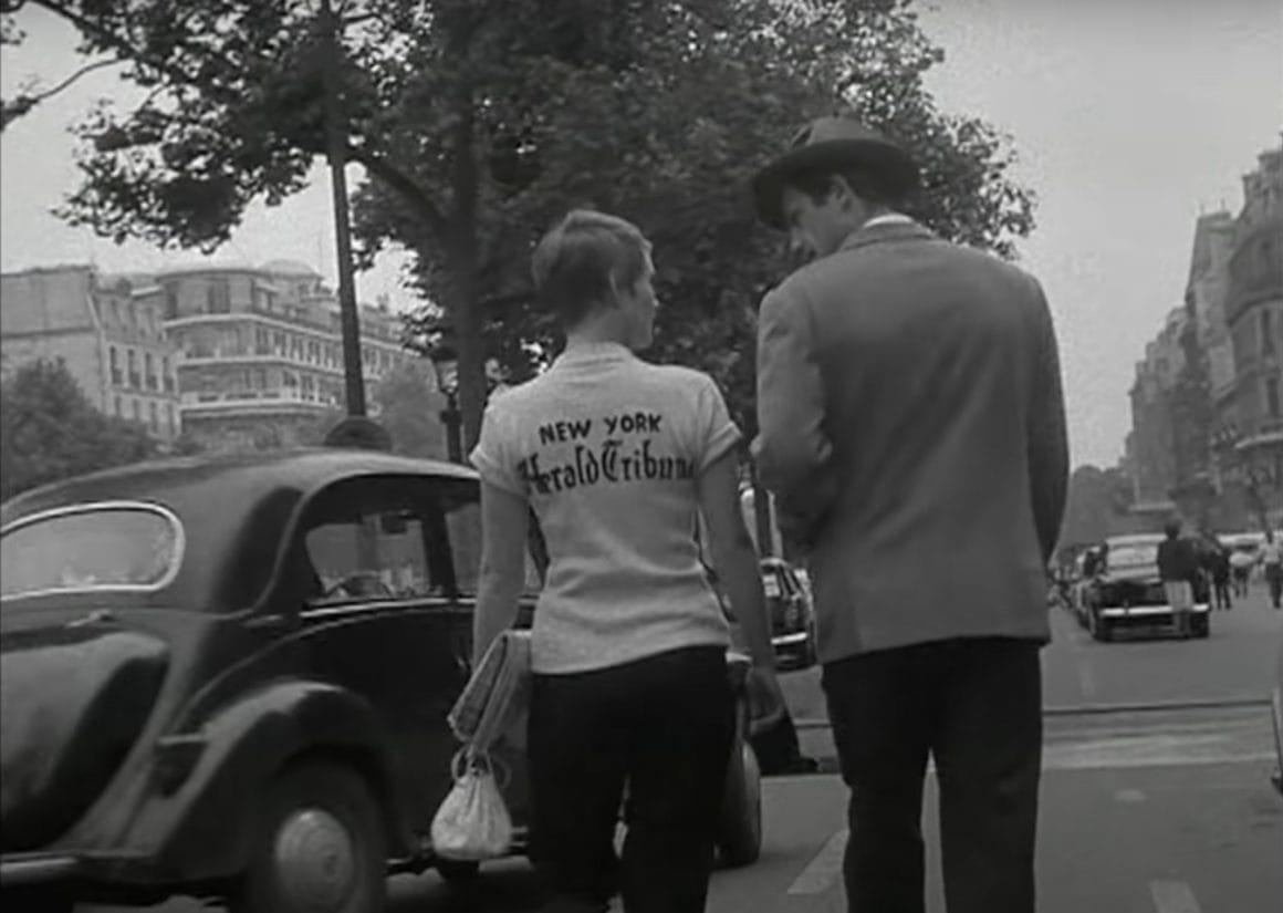 Belmondo et Jeanne Serberg son dans une rue de Paris dans le film en noir et blanc à bout de souffle
