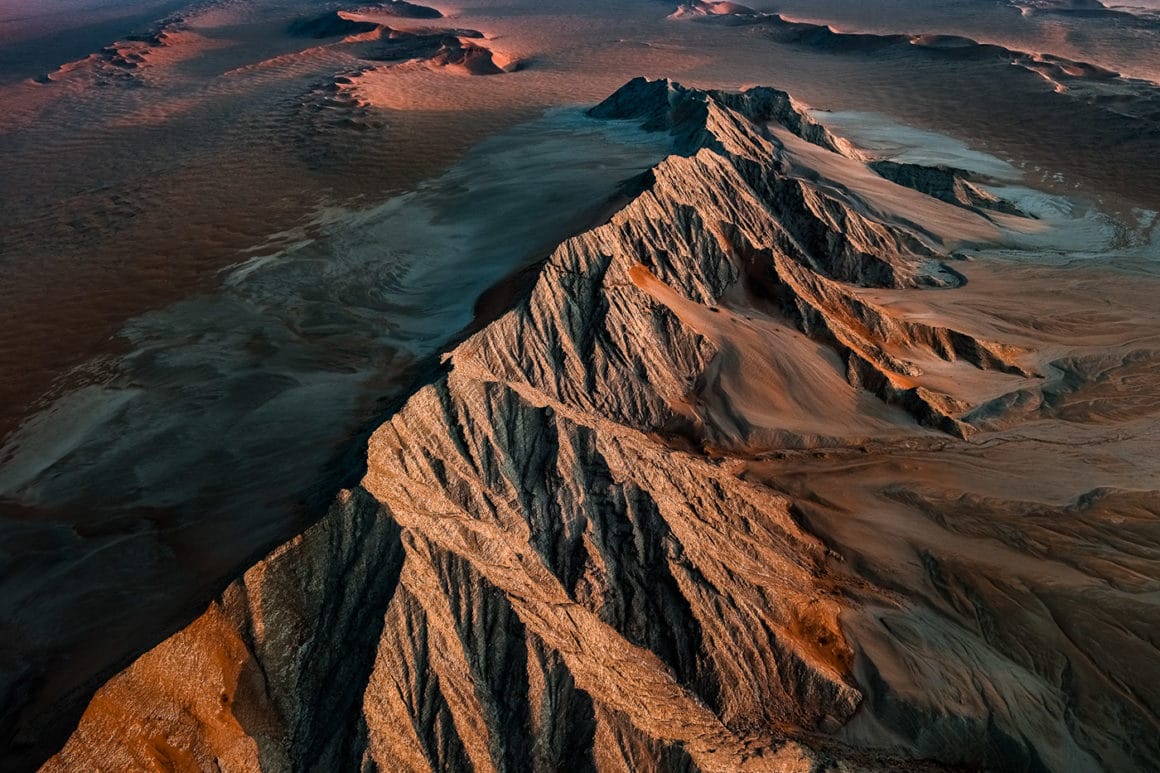 Chaine de montagne de Namibie éclairée par le soleil