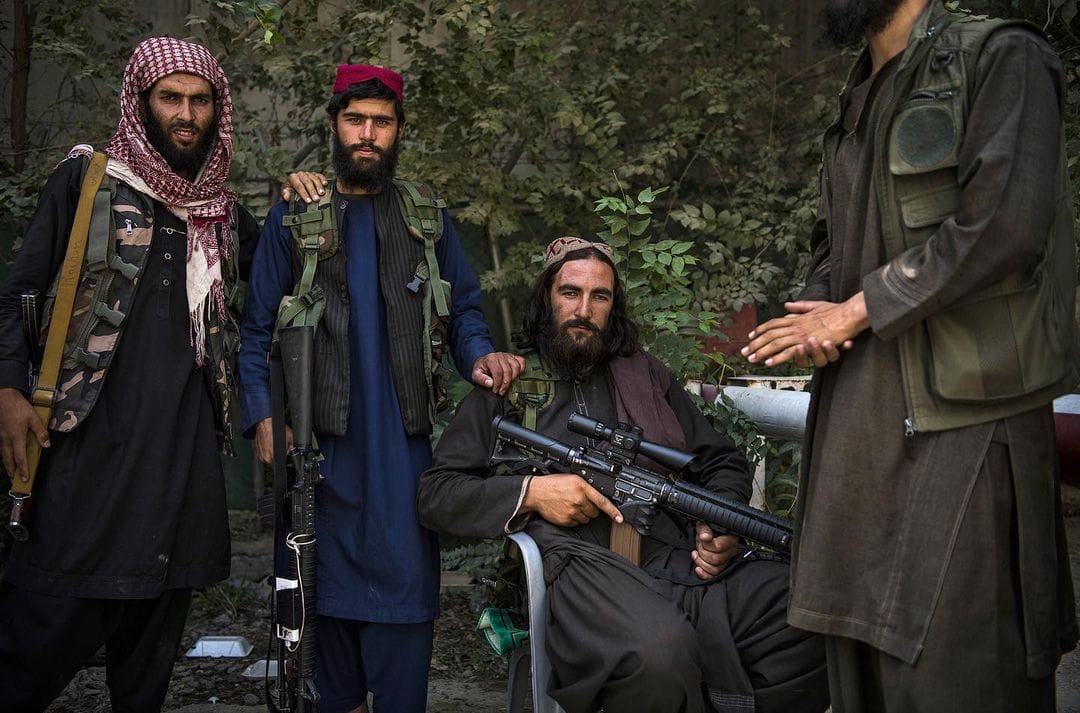 4 afghans posent armés jusqu'au dents pour la photo