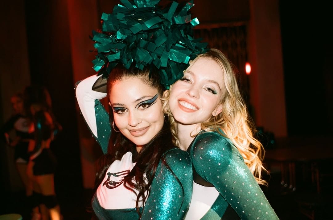 Alexa Demie et Sydney Sweeney posent en habit vert émeraude de pom-pom girls