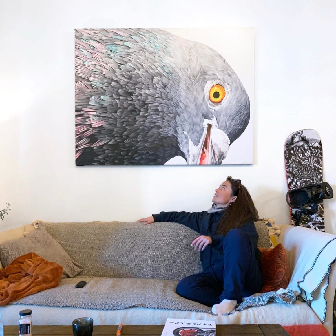 Adèle admires a work painted by herself which is a pigeon looking down.