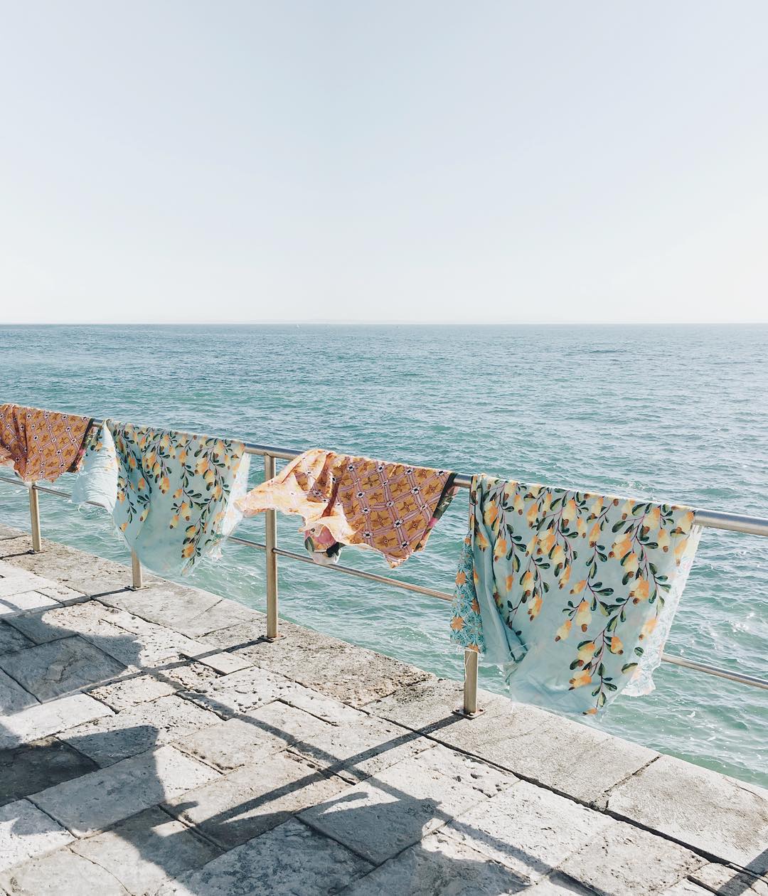 Photographie pastel de linges suspendus au bord de la mer par Teresa Freitas