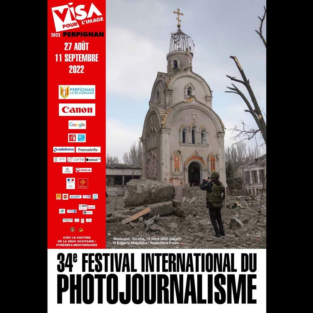 Affiche visa pour l'image avec une imaged'un soldat prenant en photo une église au milieu des débris en Ukraine.