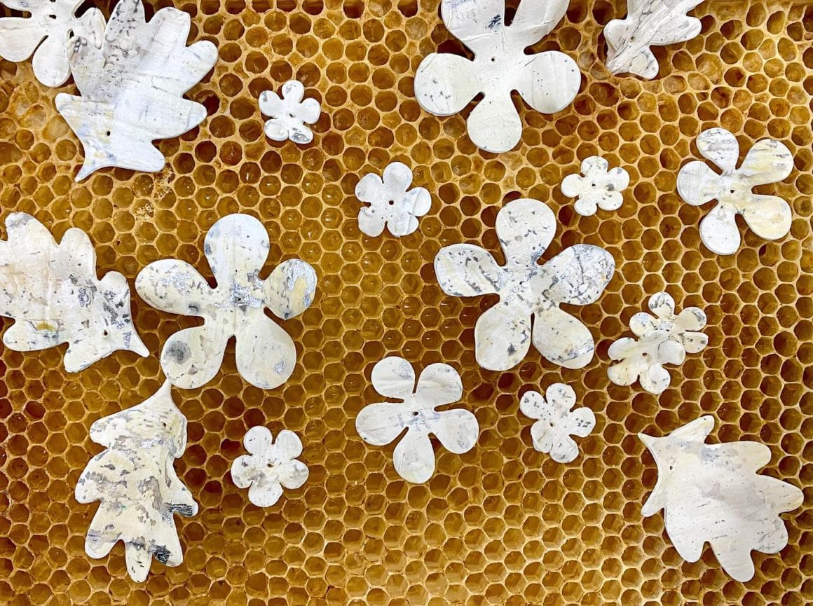 Des fleurs et des feuilles de chaines ont été crées à base de cire d'abeille puis disposées dans une ruche