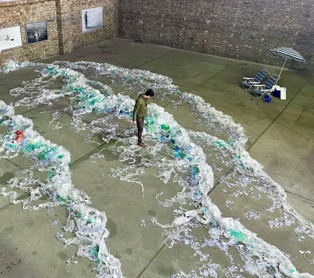 Oeuvre de Pejac représentant une "mer" faite en plastique 