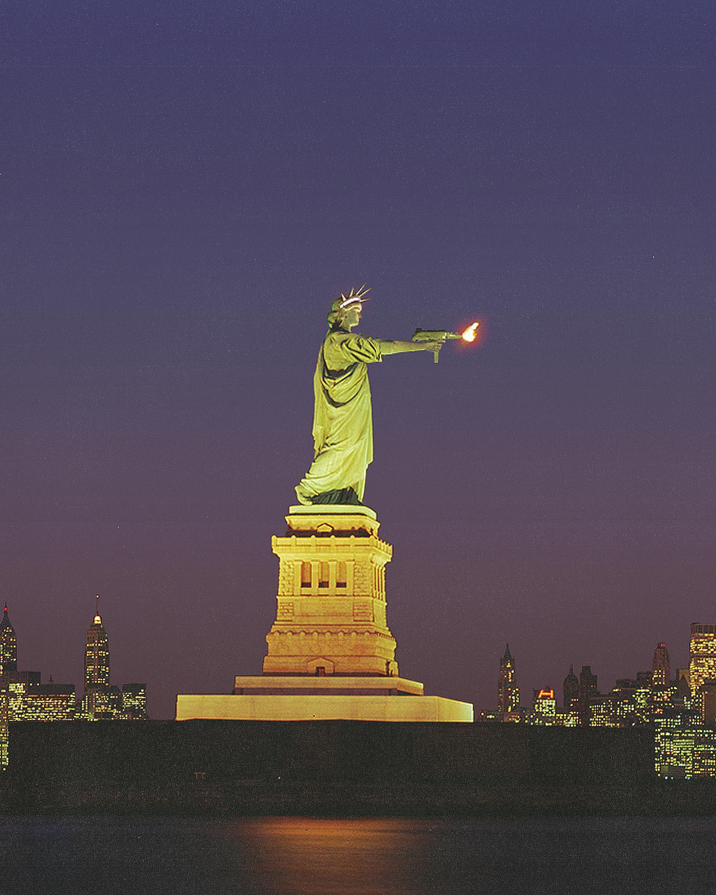 Montage de la statut de la liberté en train de tirer au pistolet sur New-York
