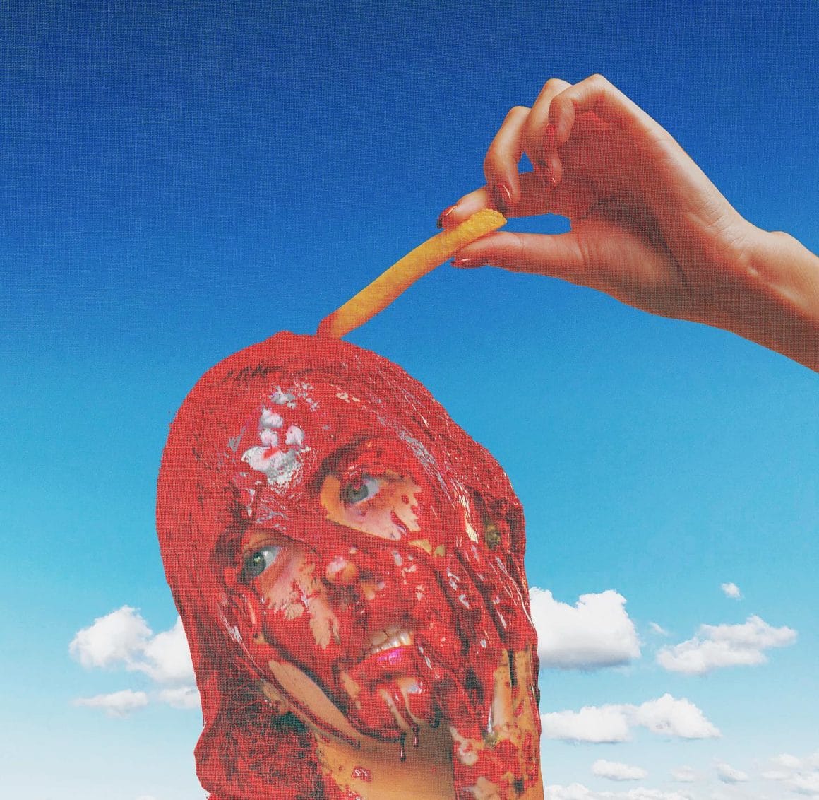 Montage d'une femme au visage ensanglanté avec une main qui plonge une frite sur celui-ci