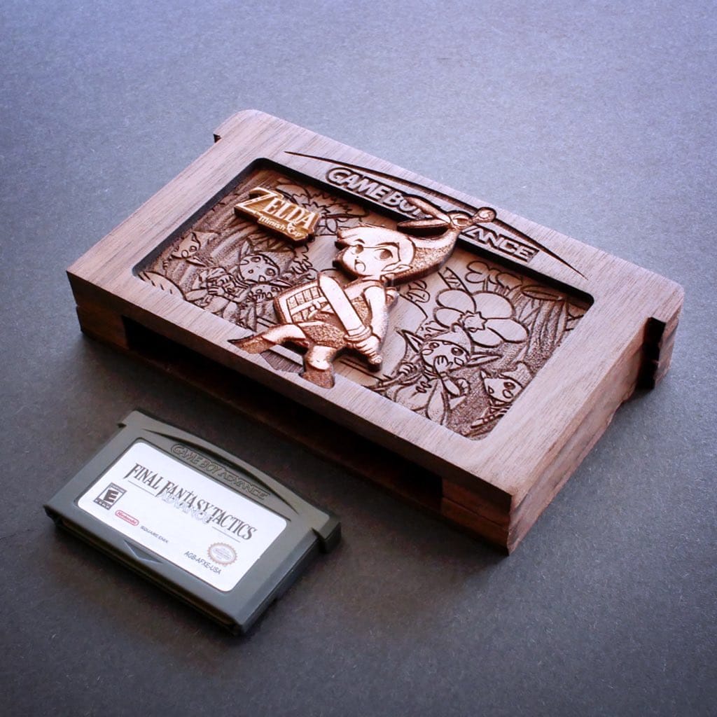 Sculpture en bois représentant une cartouche de Game Boy en bois du jeu Zelda