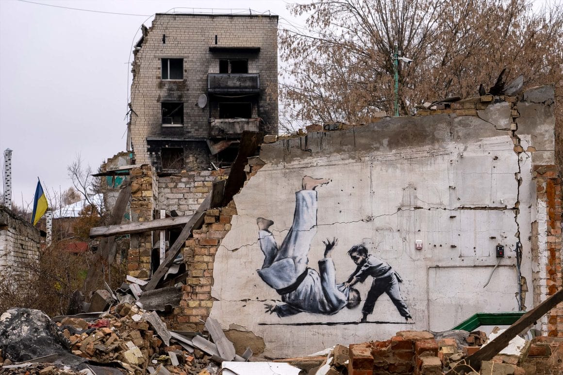 Banksy s'affiche sur les ruines de Borodianka en Ukraine 3
